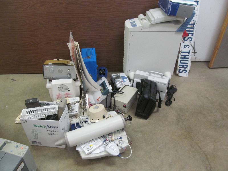 lot 610 image: Group of Electronic Medical Items