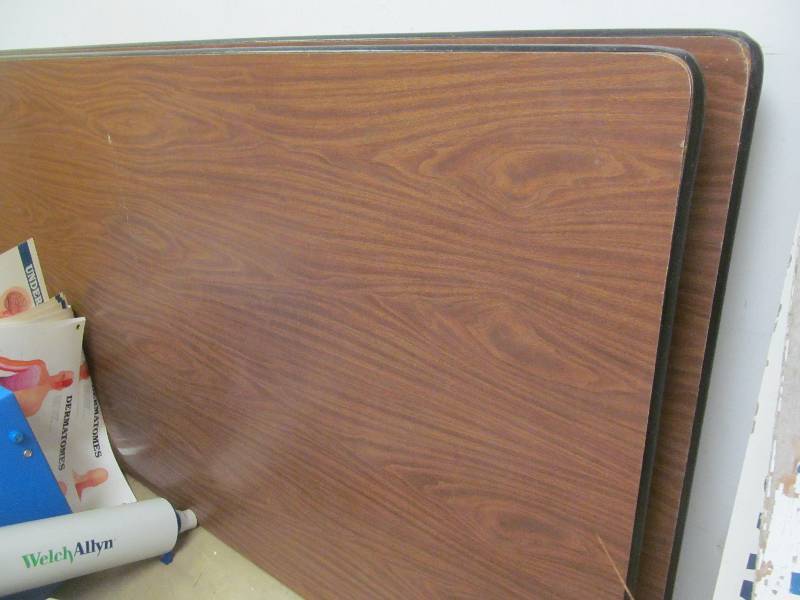 lot 612 image: 2 Folding Tables