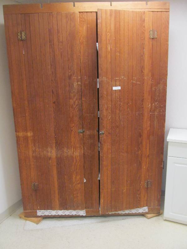 lot 618 image: Vintage Cupboard