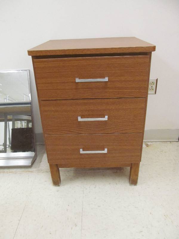 lot 621 image: Night Stand