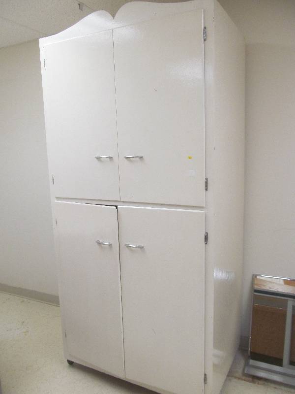 lot 628 image: Cabinet on wheels pantry style (28x41x84)