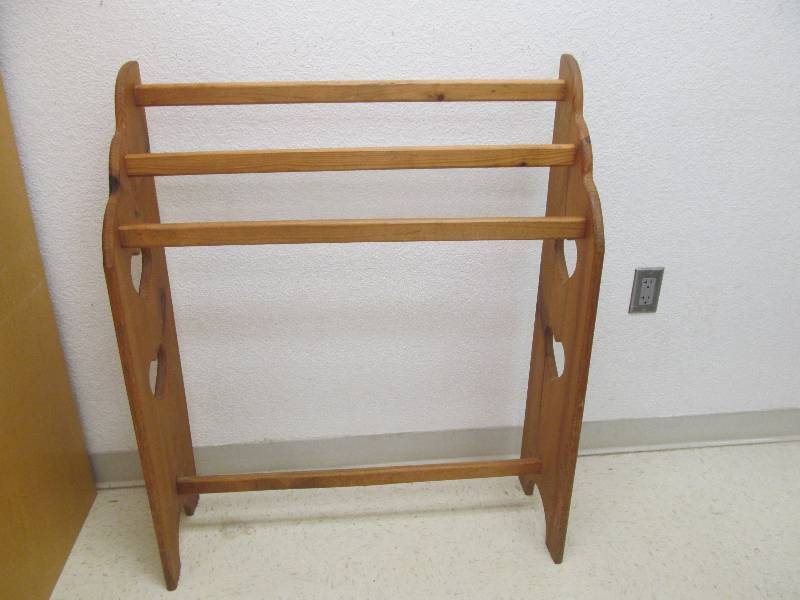 lot 629 image: 3 tier quilt rack