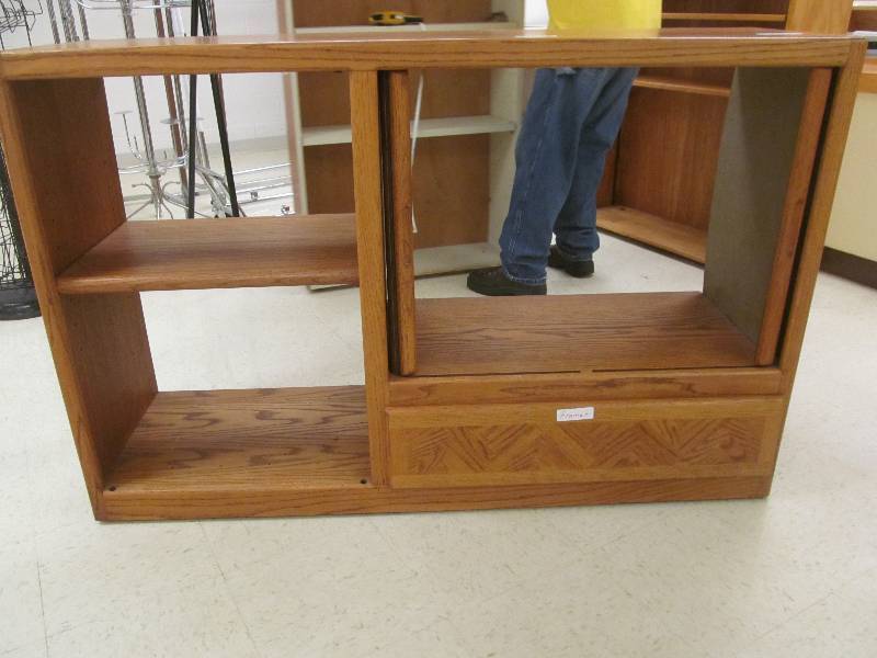 lot 637 image: Cabinet with closeable front (55x17x36)