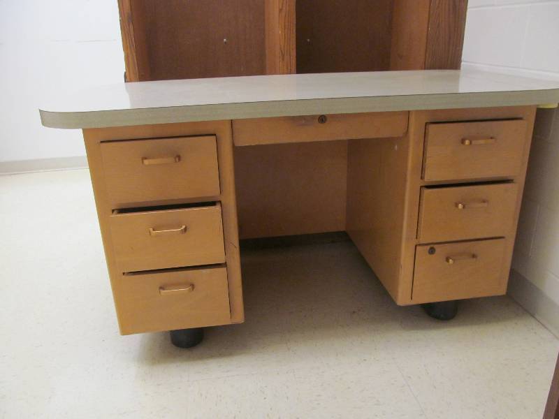 lot 642 image: Desk