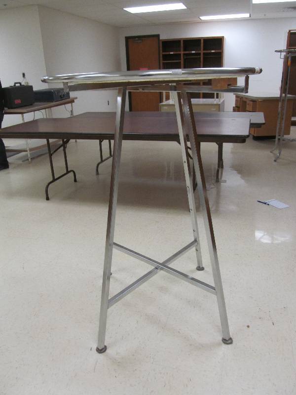 lot 652 image: Round clothing display rack, adjustable height (36)