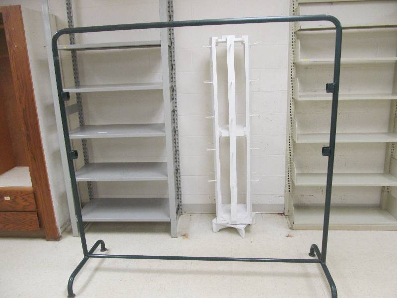 lot 653 image: Green Clothing Rack (68x68)
