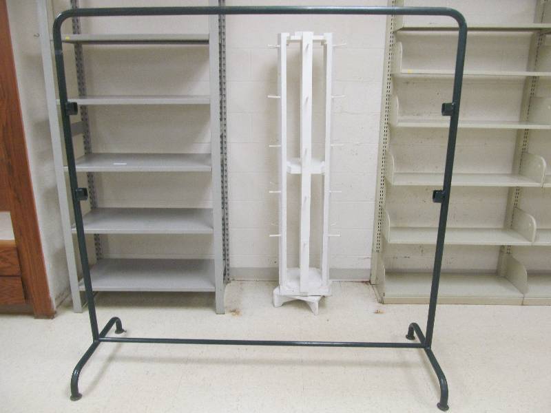 lot 654 image: Green Clothing Rack (68x68)
