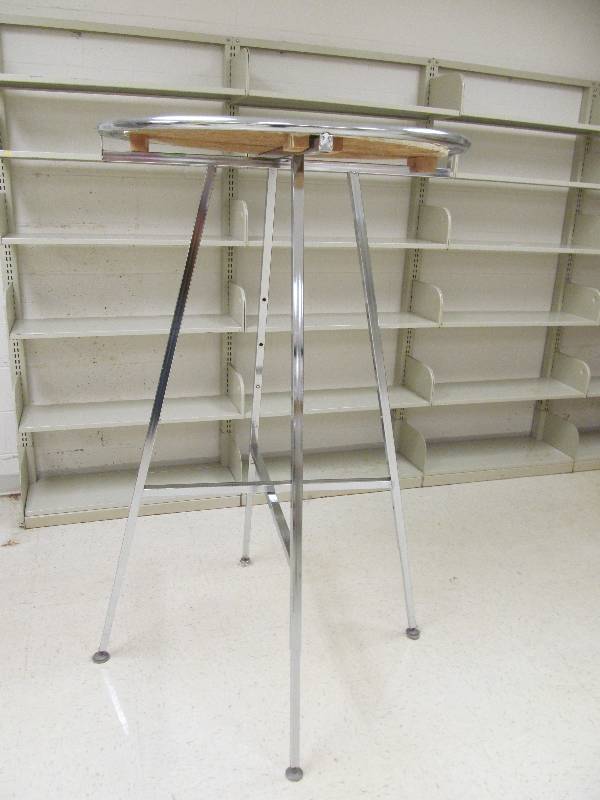 lot 655 image: Round clothing display rack, adjustable height (36)