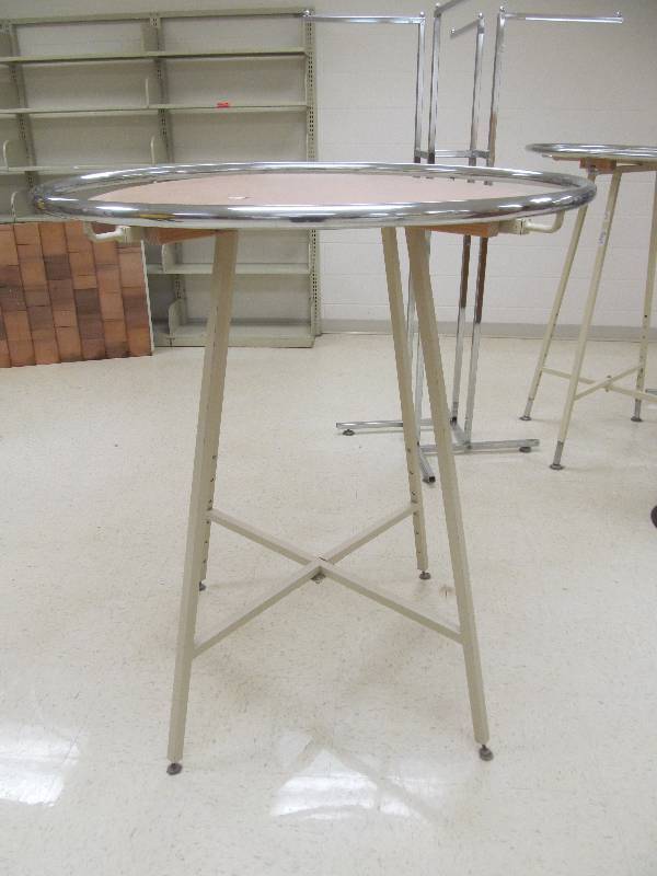 lot 658 image: Round clothing display rack, adjustable height (43)
