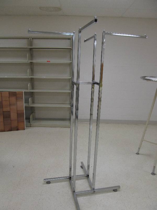 lot 659 image: Square clothing display rack, adjustable height (45)