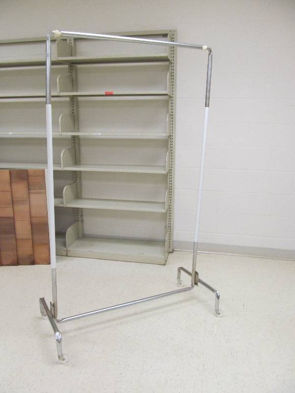 lot 665 image: Long Rolling Rack (66x38)