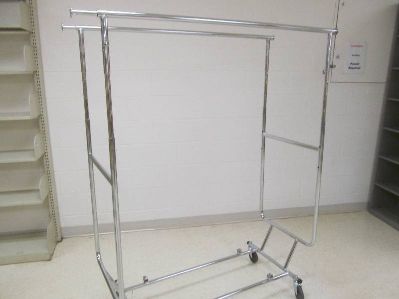 lot 666 image: Double Clothing Rack (22x49x66)