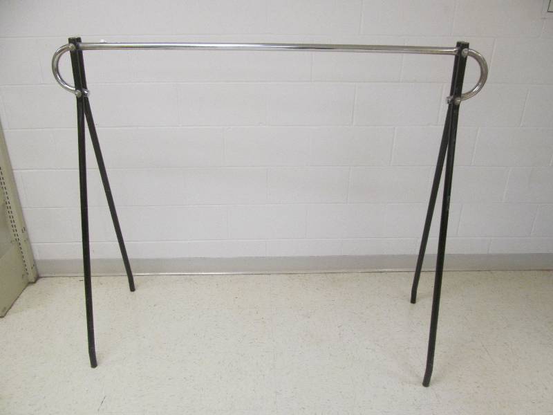 lot 669 image: Straight Clothes Rack (50x60)