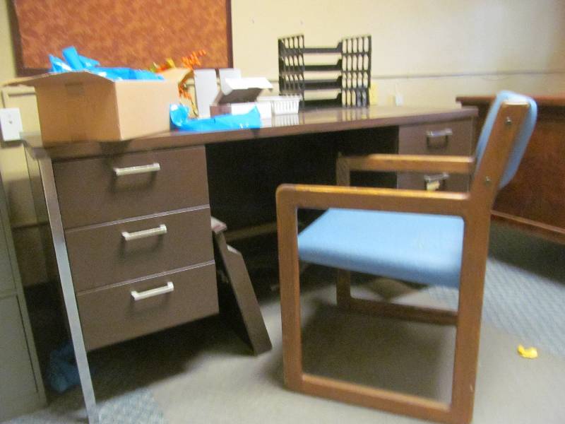 lot 680 image: Office 3- Metal Office Desk w blue chair (gift bags)