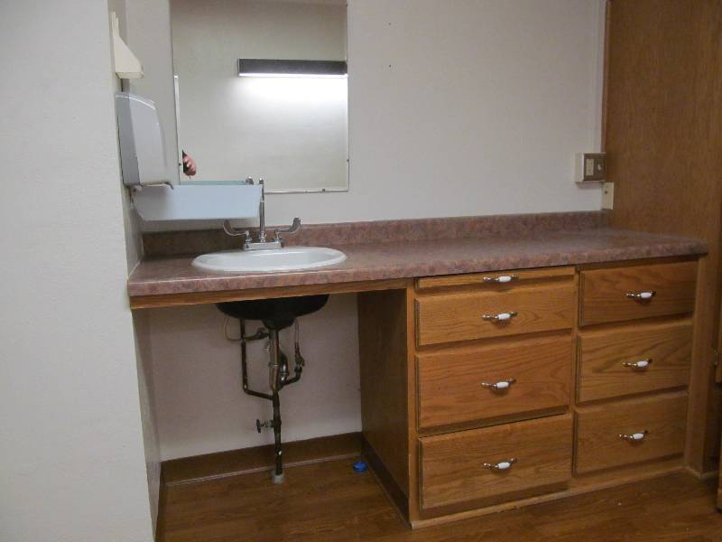 lot 692 image: Rm 11- Vanity Sink, mirror, 6 drawer cabinet
