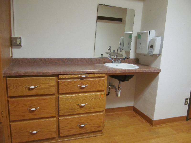 lot 700 image: Rm 10-  Vanity sink, mirror, 6 drawer cabinet