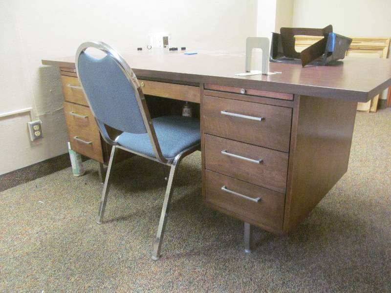 lot 720 image: Office- Desk & chair