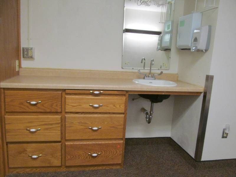 lot 725 image: Rm 7-Vanity, drawer cabinet, mirror, soap disp.