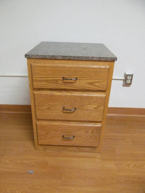 lot 727 image: Rm 6- 3 Drawer night stand