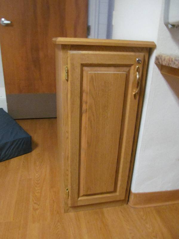 lot 728 image: Rm 6- Floor cabinets