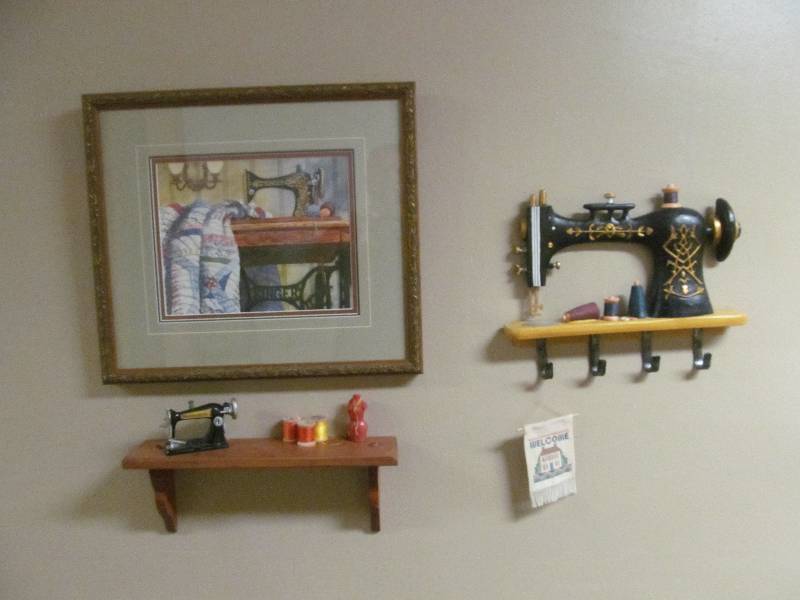 lot 732 image: Rm 6-Wall Dcor