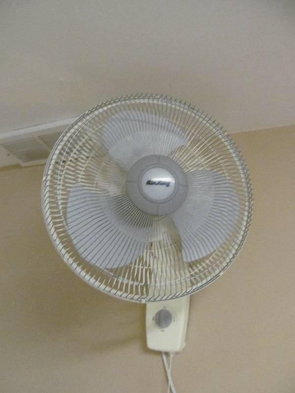 lot 738 image: Tub Room-Air King Fan