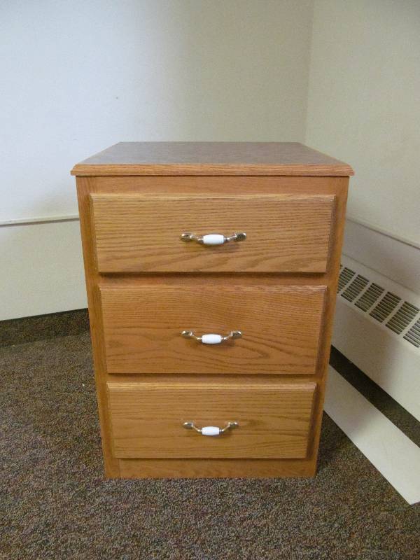 lot 745 image: Rm 4-Night Stand-3 drawer