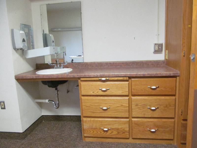 lot 746 image: Rm 4-Vanity-6 Drawer cabinet, towel & soap dish disp.