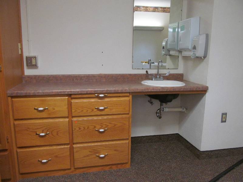 lot 751 image: Room 3- Vanity, 6 drawer cabinet, towel and soap dispenser (76)