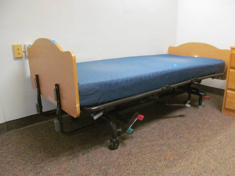 lot 752 image: Room 3- Hydraulic bed with mattress