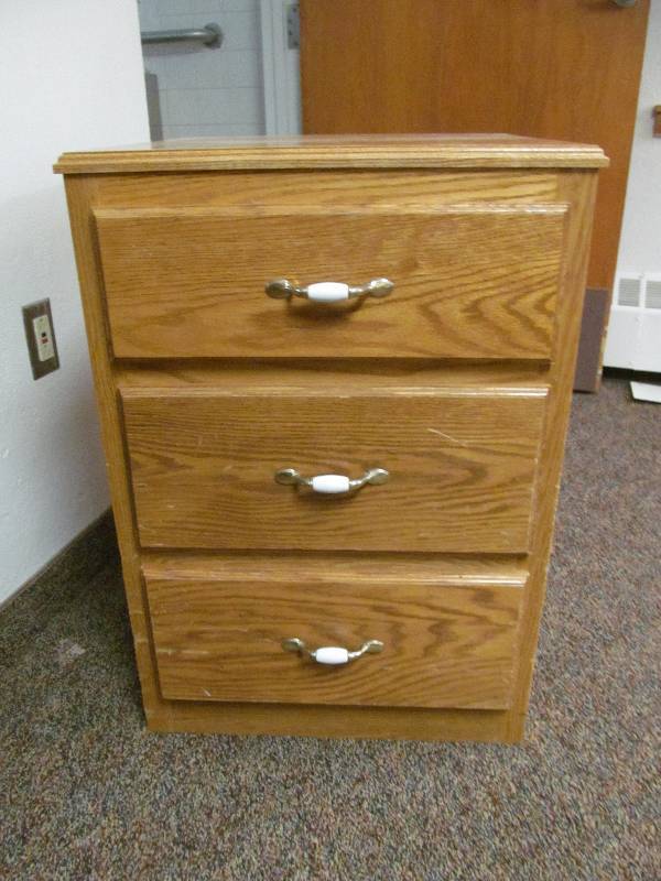 lot 758 image: Room 2-3 Drawer night stand (20x20x29)