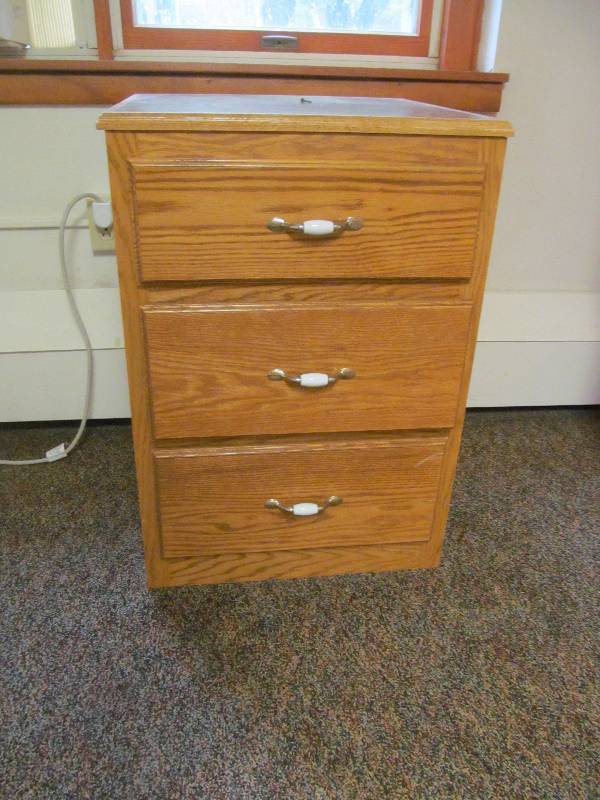 lot 765 image: Room 1-3 Drawer night stand (20x20x29)
