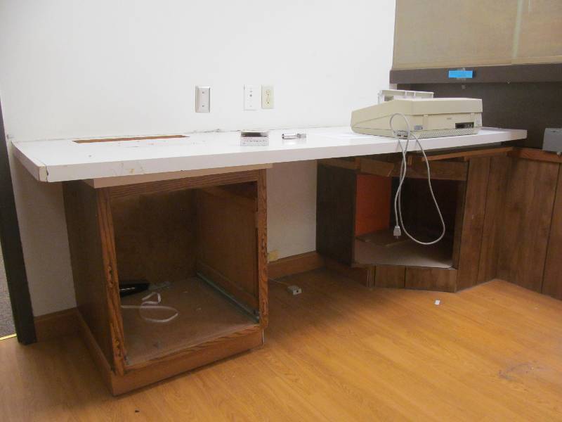lot 772 image: Office 1- White Countertop (88x30)