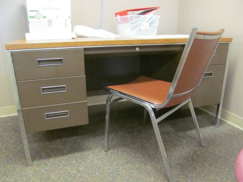 lot 775 image: Dr. Office- Metal desk and chair (60x30)