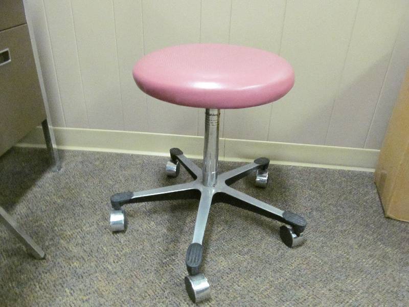 lot 776 image: Dr. Office- Stool Exam Chair