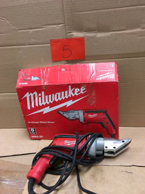 Milwaukee 6.8 Amp 18-Gauge Shear in working condition