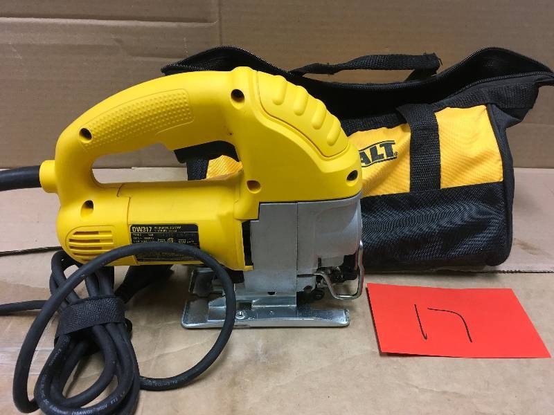 Dewalt 5.5-Amp Corded Jig Saw Kit in working condition