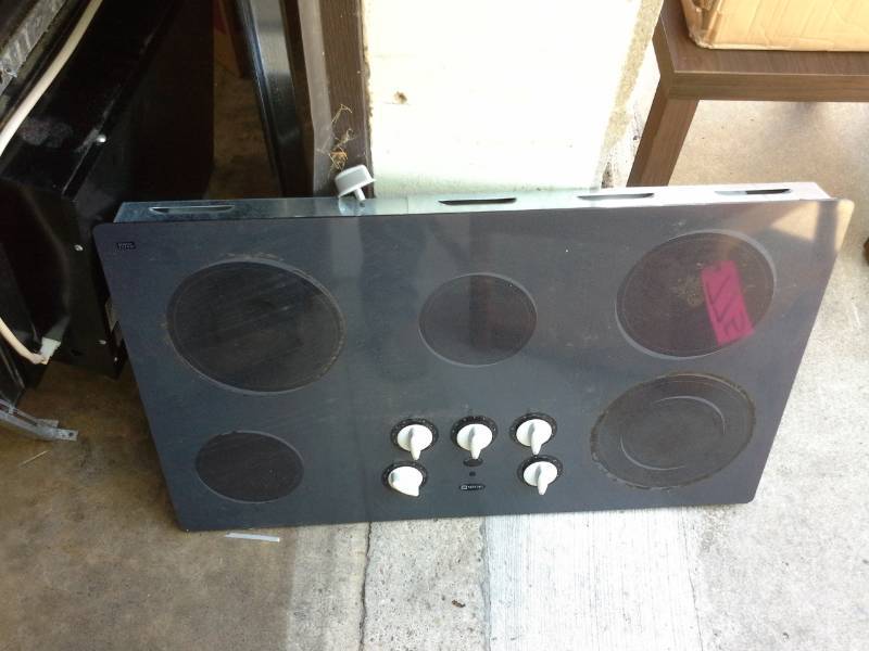 Electric Range with Vent