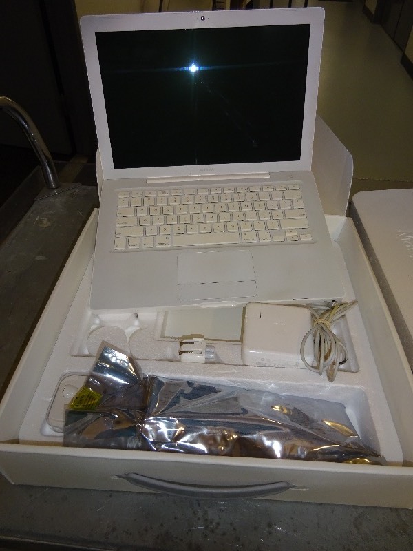 lot 4 image: Macbook Laptop