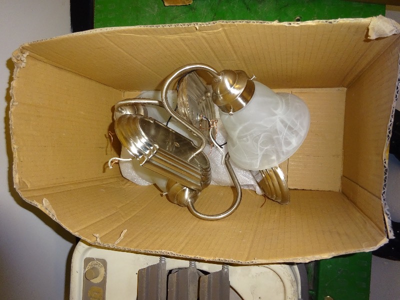 lot 10 image: Lot of 3 lights