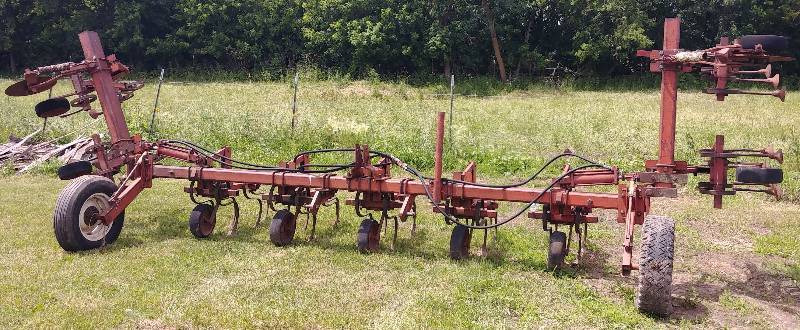 lot 4 image: 8-Row 30 Row Crop Cultivator