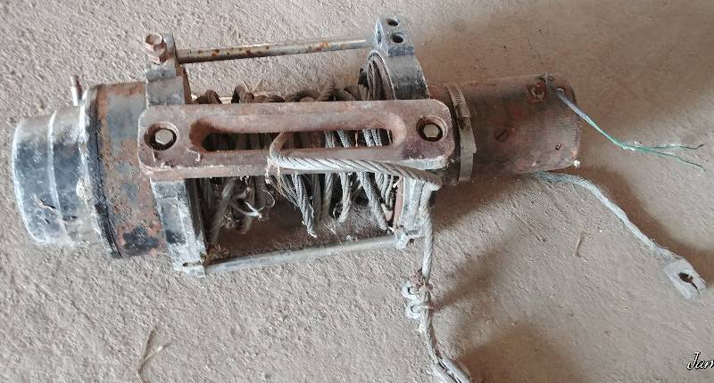 lot 5 image: Warn Winch