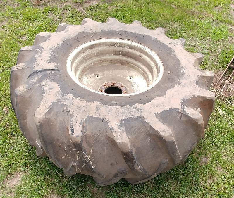 lot 13 image: Combine Tire& Rim 23.1-26