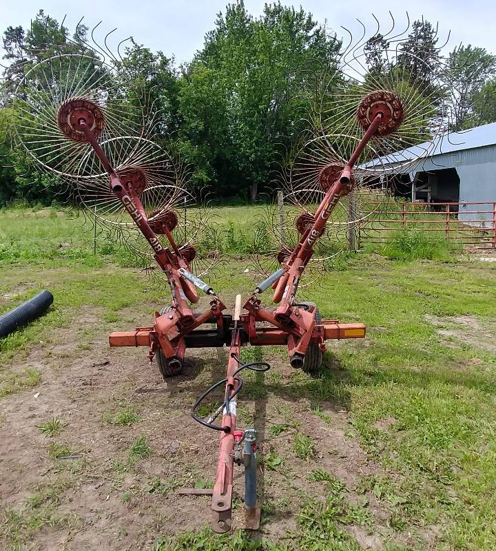 lot 14 image: Gehl 418 V-Rake Wheel Rake, Foldable.