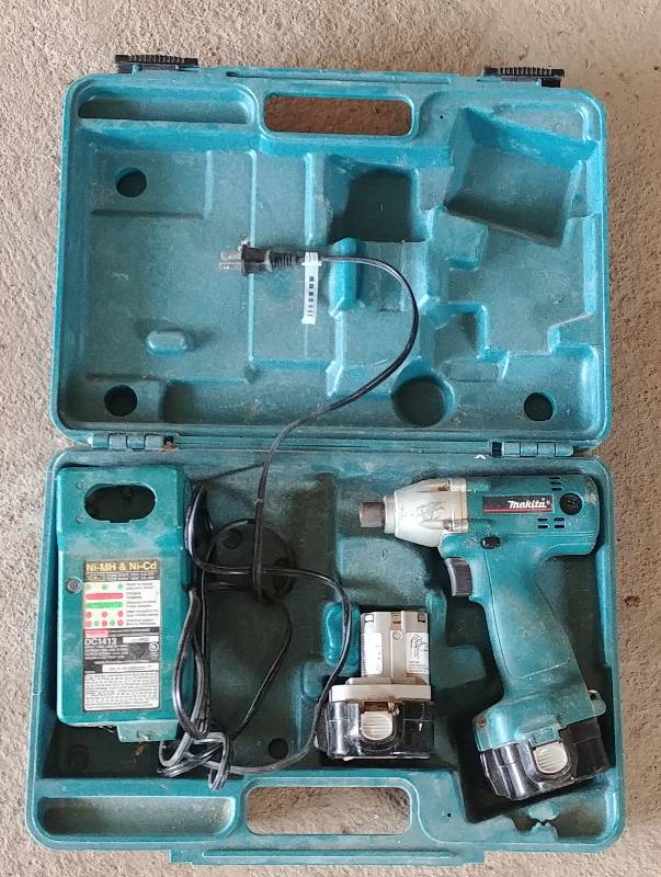 lot 15 image: Makita 12v Crdless Drill Set with Hardcase