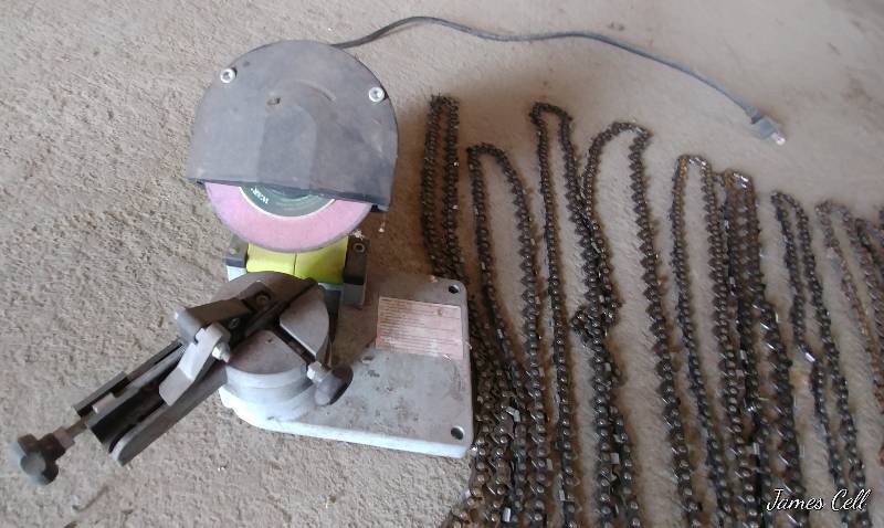 lot 17 image: Chain Saw Sharpener  12 Chains