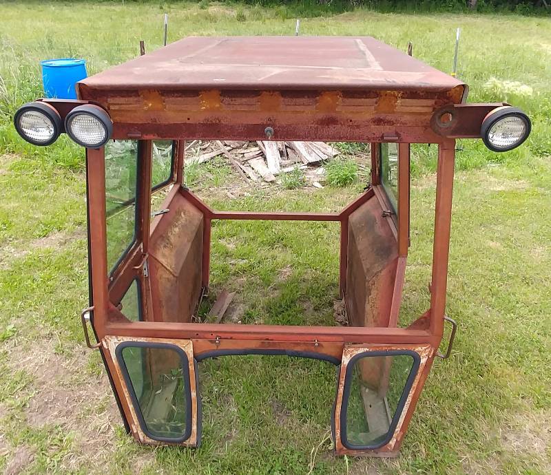 lot 18 image: Vintage Farmall Tractor Cab with glass& mounts