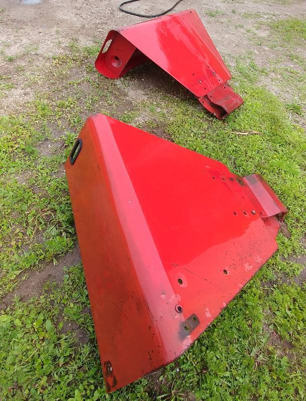 lot 24 image: Vintage Farmall Flat Top Fenders- 1 lite