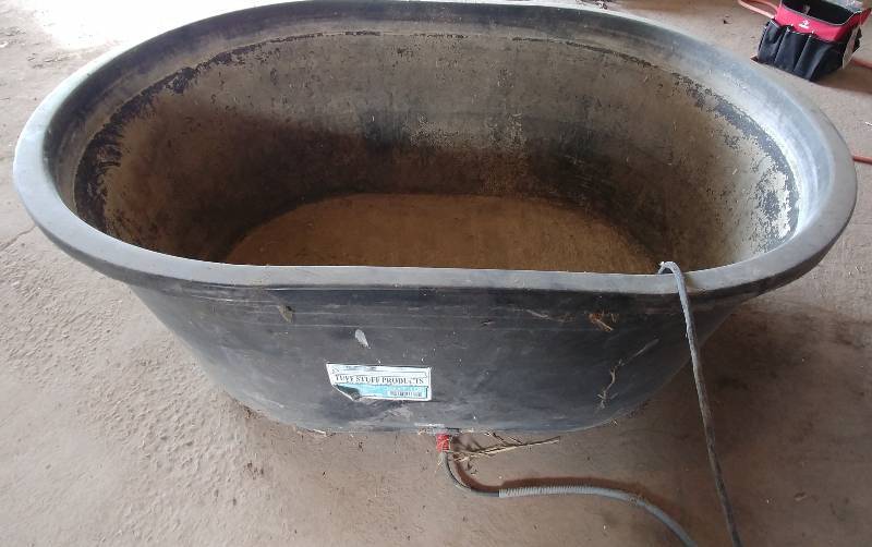 lot 25 image: 100gal Stock Tank with Heater