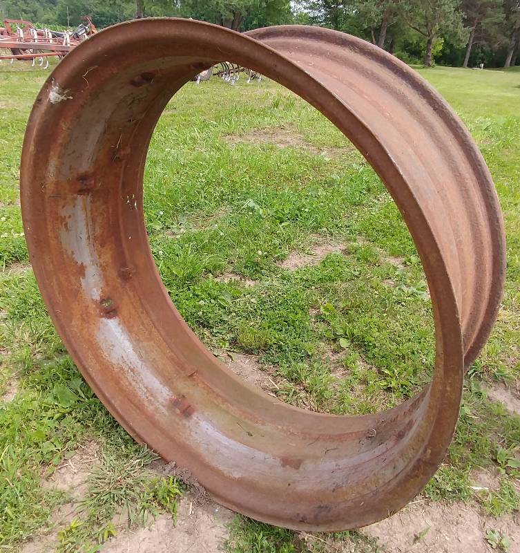 lot 26 image: Steel Tractor Rim Fire Ring 40x15